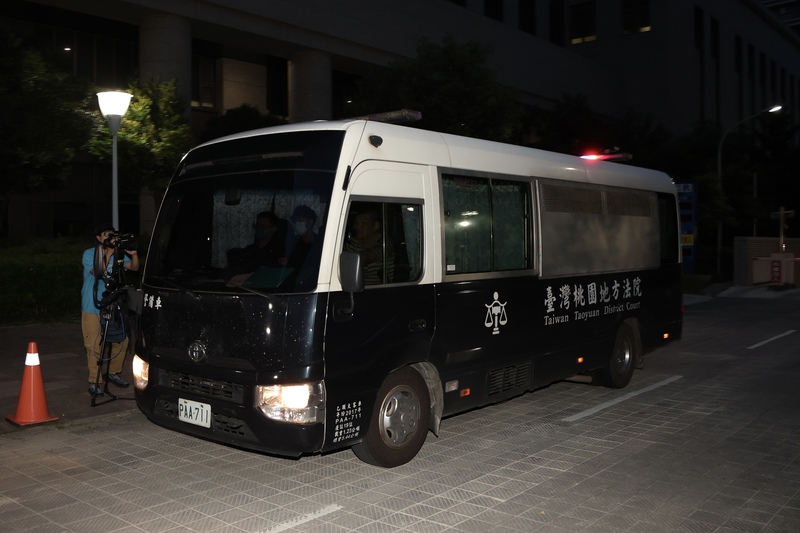 前桃園市長鄭文燦遭疑涉貪案，桃園地方法院11日下午第3度開羈押庭審理，法官在傍晚裁定收押禁見，鄭文燦在晚間7時許被解送至桃園看守所。 (圖：中央社)