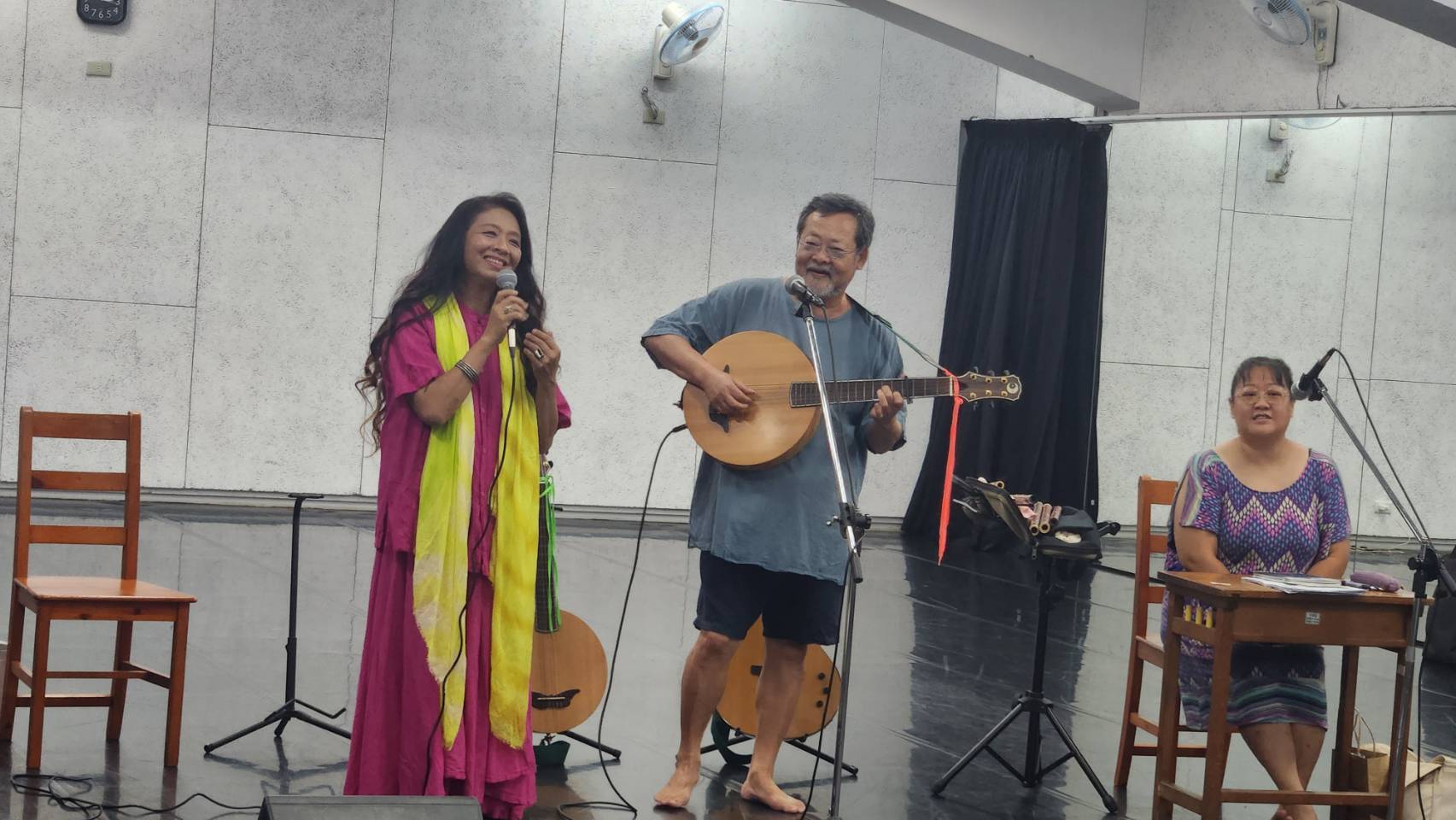 民謠大師陳明章(中)將於「2024總統府音樂會—自由之力」，率領福爾摩沙淡水走唱團與金獎天后許景淳(左)共演，兩人將一起高歌〈伊是咱的寶貝〉，送給台灣奧運選手們最溫暖的祝福。(江昭倫 攝)