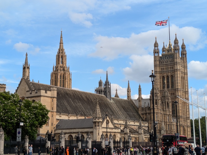 英國國會大選落幕，工黨接替保守黨執政。這兩大黨近日有長期關注對外事務的人士聯合呼籲，英國應就對中政策達成跨黨派共識，並對政府進行跨黨派監督。圖為英國國會大廈一隅。 (圖：中央社)