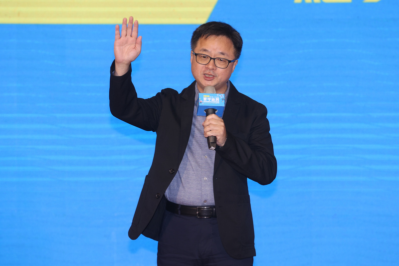 海基會副董事長羅文嘉12日上午出席「2024台北國際夏季旅展暨海峽兩岸台北夏季旅展」開幕典禮時表示，希望藉由旅展向全世界介紹台灣好山好水，也張開手臂歡迎對岸來台旅遊觀光。(圖：中央社)