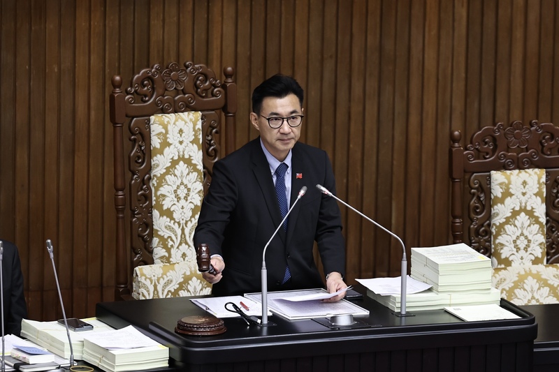 立法院會12日三讀通過海洋保育法。圖為立法院副院長江啟臣敲下議事槌。(圖：中央社)