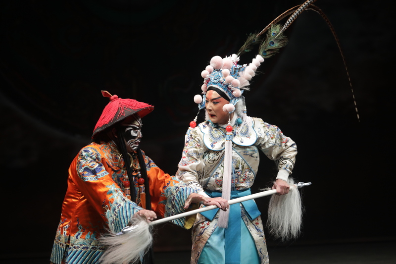 國光劇團首度赴馬來西亞巡演12日晚間登場，折子戲「雙槍陸文龍」描述陸文龍的16歲少年身世困惑。(圖：中央社)