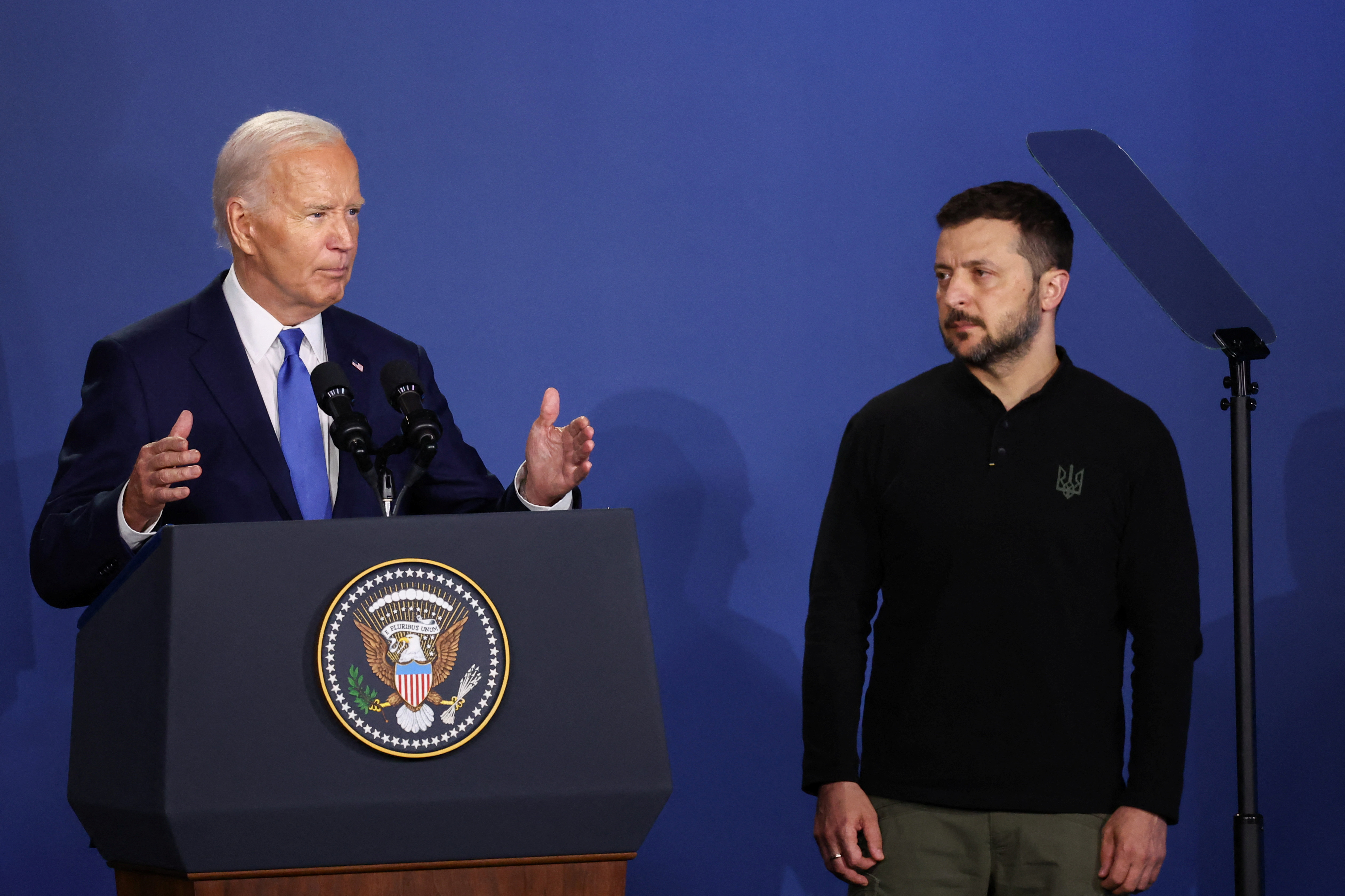 圖為美國總統拜登(Joe Biden)和烏克蘭總統澤倫斯基，今年7月出席北約峰會的一場典禮。 (路透社/達志影像)