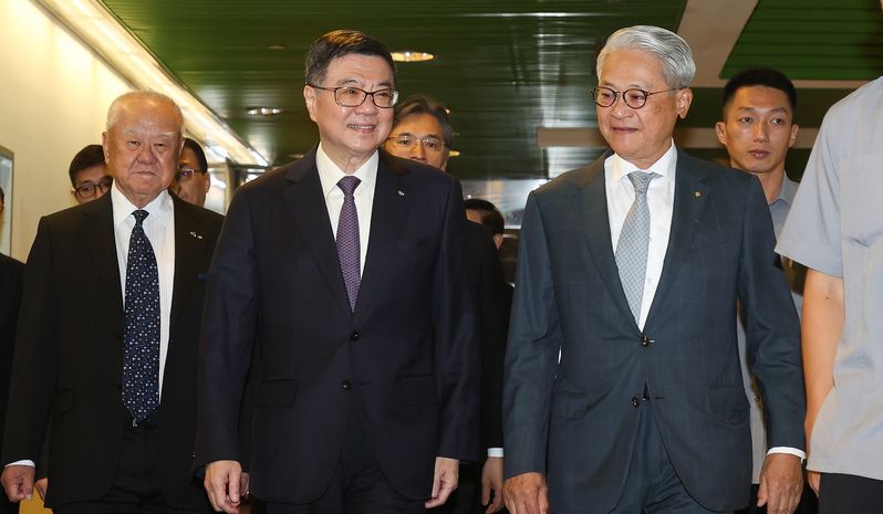 行政院長卓榮泰（前中）12日上午由工商協進會理事長吳東亮（前右）陪同，在台北國際會議中心出席工商協進會第26屆第3次會員大會。 (圖：中央社)