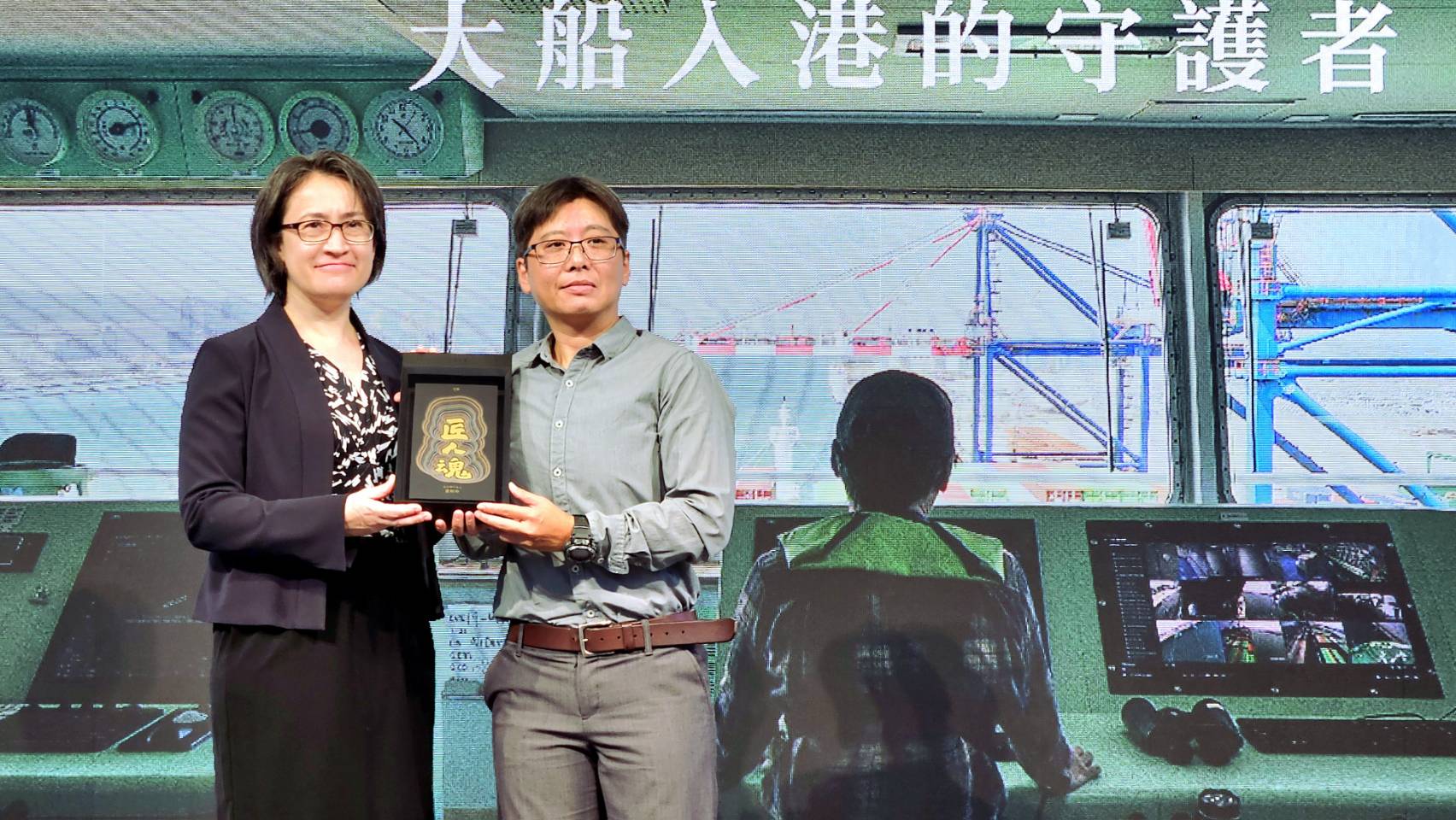 副總統蕭美琴(左)頒發匠人專屬紀念「匠人曆」給台灣首名女性領港黃昭玲(右)。(歐陽夢萍 攝)