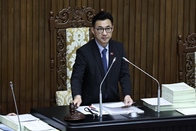立法院會12日挑燈夜戰，在深夜11時許由立法院副院長江啟臣（圖）敲下議事槌，宣布正式三讀通過兒童及少年性剝削防制條例部分條文修正草案。 (圖：中央社)