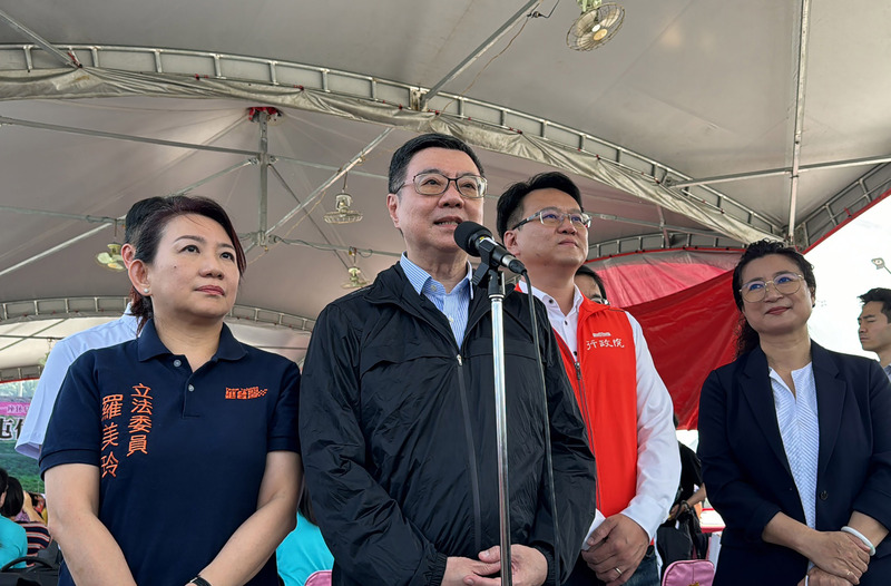 行政院長卓榮泰（左2）13日出席「國道6號東草屯休息站新建工程」啟用典禮，並接受媒體訪問。 (圖：中央社)