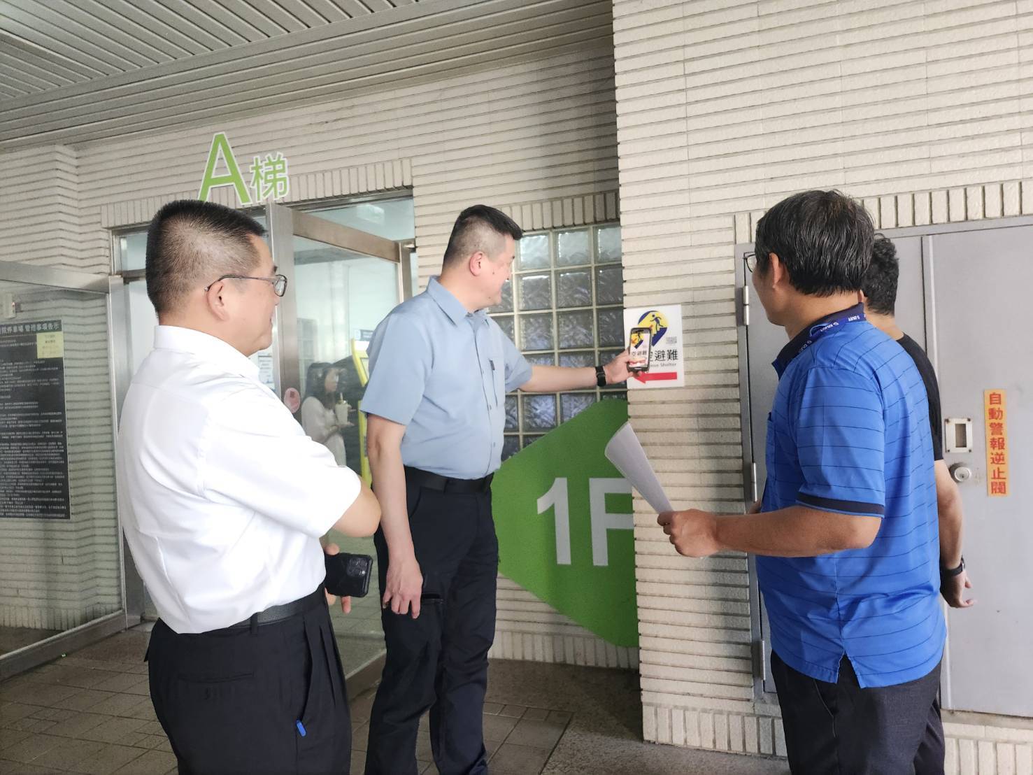 內政部政次馬士元12日率內政部警政署民防指揮管制所、內政部國土管理署登機關，前往新竹市明志公有停車場、板橋海山國小等地，視察轄內防空避難處所。(內政部提供)