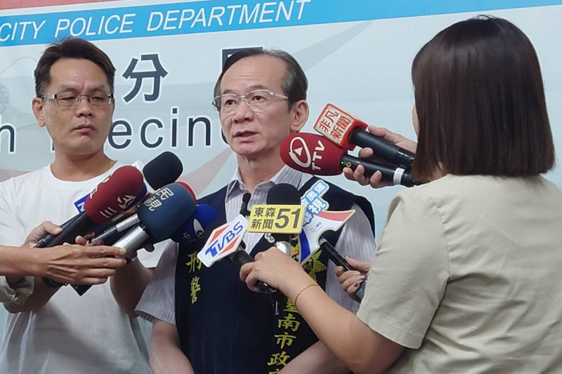 台南市警察局刑事警察大隊長張文源(圖中)14日針對南市區漁會理事長林士傑遭槍殺案表示，目前仍針對其他採集相關跡證進行調查。(圖：中央社)