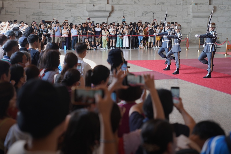 中正紀念堂國軍儀隊執行禮兵衛哨勤務執勤方式調整，不少遊客14日午後把握最後一天，到場觀賞禮兵在大廳的交接儀式。(圖：中央社)