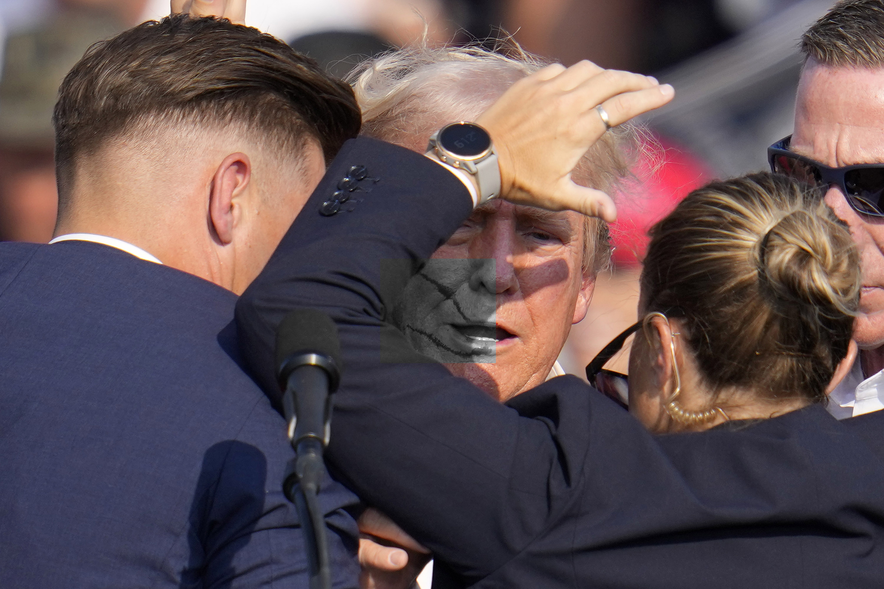 美國前總統川普(Donald Trump)13日在賓州造勢大會上遇襲濺血。(美聯社/達志影像)