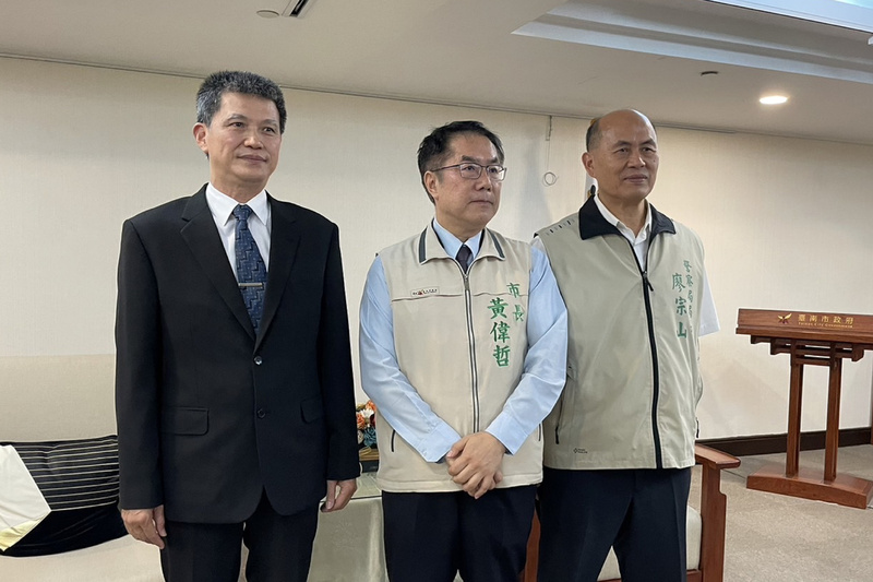 台南市警察局長廖宗山（右）將退休，將由警政署警政委員林國清（左）接任。 (圖：中央社)