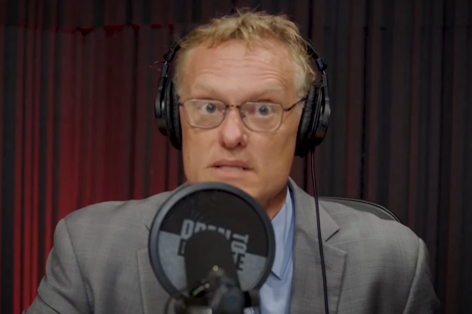 領英共同創辦人霍夫曼的顧問梅爾霍恩(圖)為他暗示前總統川普遭槍擊可能是自導自演一事道歉。(圖擷自YouTube)