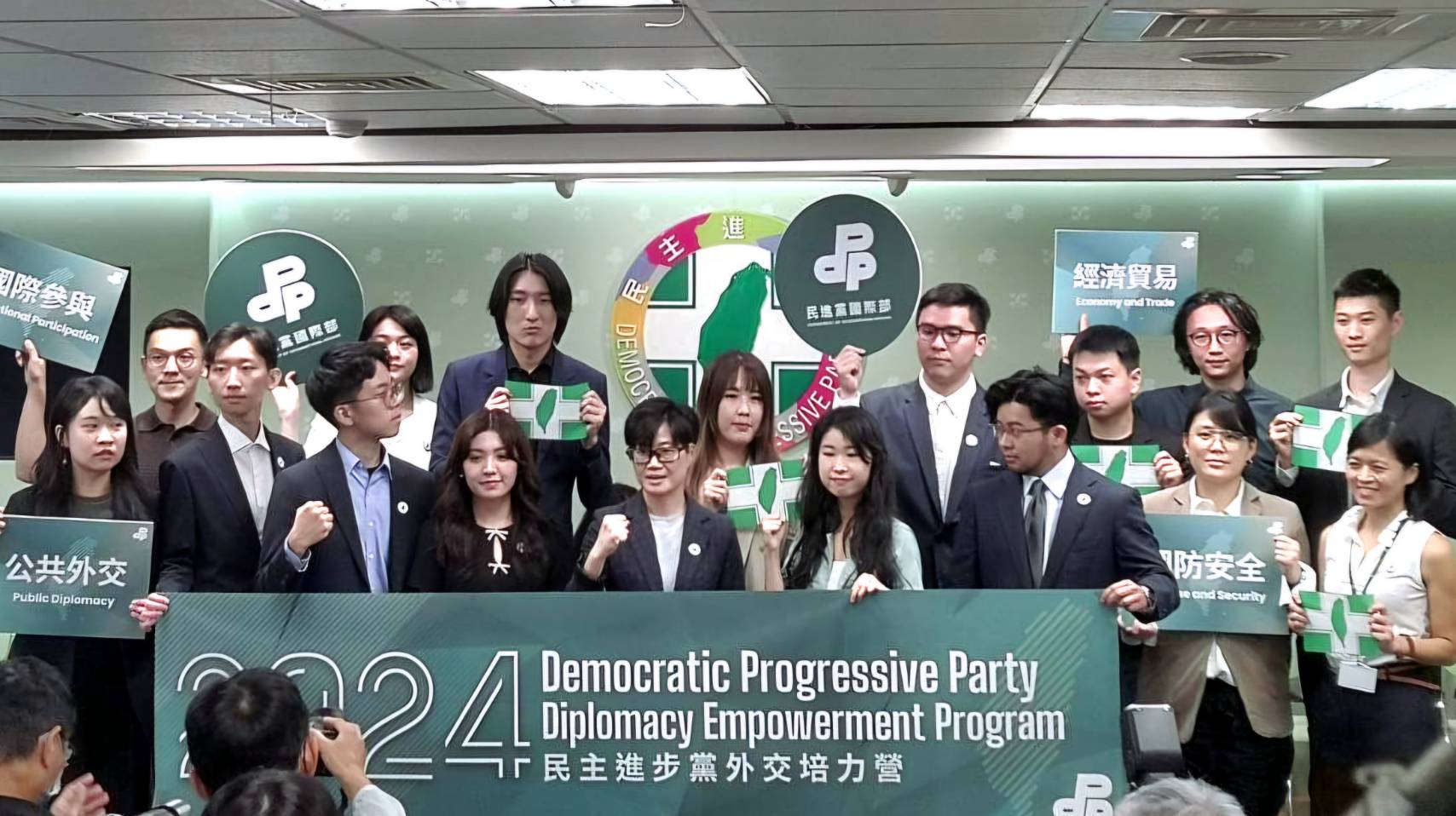 民進黨副秘書長楊懿珊(前排中)17日出席民進黨外交培力營赴美行前記者會，面對媒體追問是否將接任駐美副代表，她沒有否認或證實，僅說「謝謝」。(劉玉秋 攝)