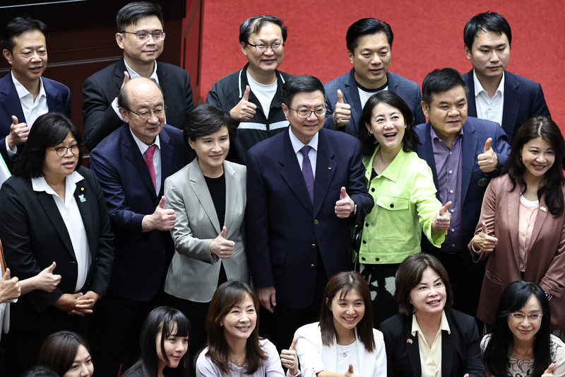 立法院第11屆第一會期16日深夜三讀新住民基本法後正式宣告落幕，行政院長卓榮泰（2排左4）、副院長鄭麗君（2排左3）也到議場向立委致意，並與民進黨籍立委合影留念。 (圖：中央社)