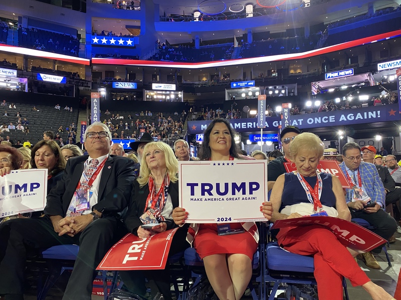 美國共和黨為期4天的全國代表大會15日起於密爾瓦基開跑，場內挺川氣勢驚人，出席議員言必稱川普，高喊只有川普能讓美國再次偉大。 (圖：中央社)