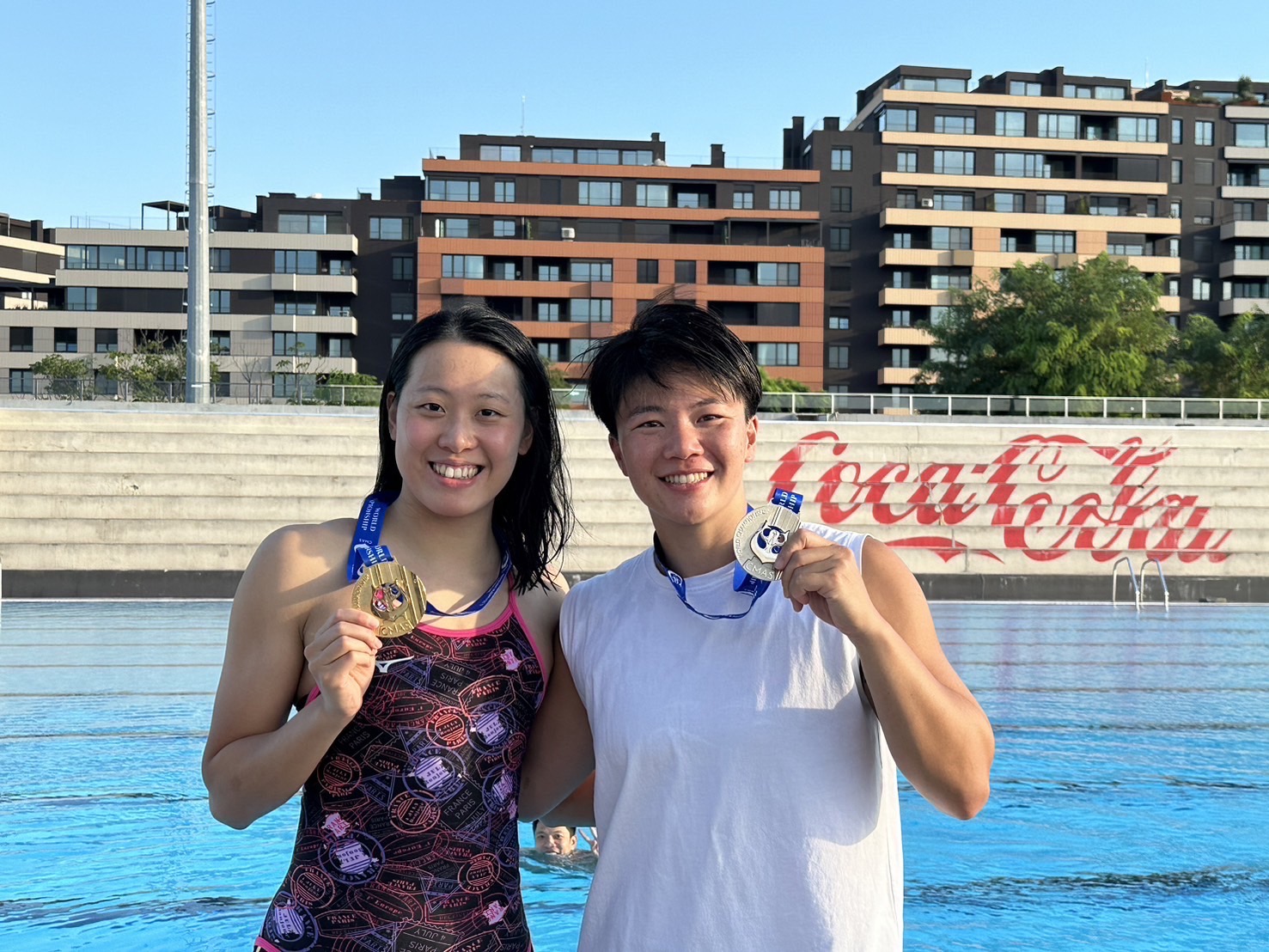 我國蹼泳好手黃渼茜(左)及何品莉(右)分別在第23屆世界蹼泳錦標賽獲得金牌及銀牌。(體育署提供)