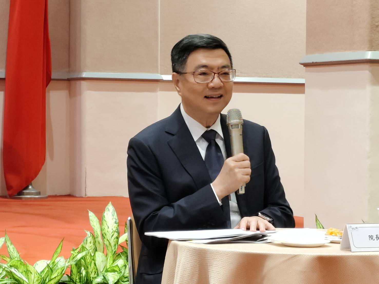 行政院長卓榮泰與媒體茶敘時表示，台灣願意負擔更多責任維護區域和平。(王韋婷攝)