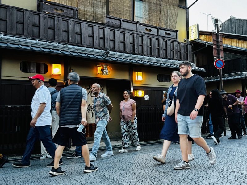 圖為5月14日京都祇園一帶外國遊客。 (圖：中央社)