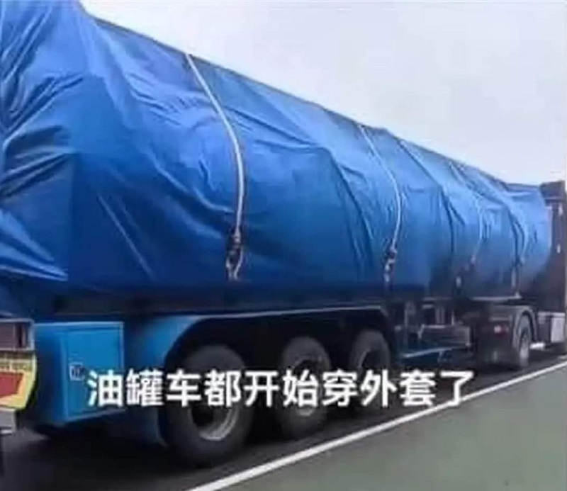 中國黑心油罐車事件爆發後，有民眾拍到業者將油罐車裹上帆布，讓人無法從外觀知曉該車的運輸用途。(圖取自微博)