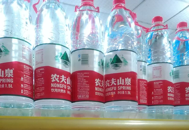 圖為農夫山泉瓶裝水。(圖：維基百科)