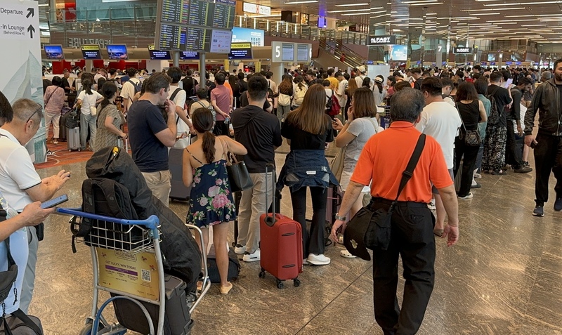 圖為微軟19日發生全球大當機，新加坡樟宜機場的部分航空公司改採人工報到，出境大廳出現排隊人潮。 (圖：中央社)