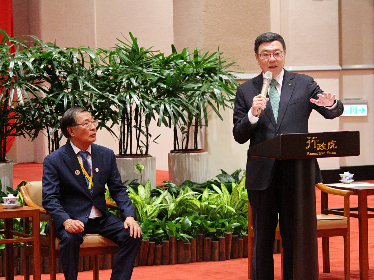 行政院長卓榮泰(右)19日上午接見「世界台灣商會聯合總會第30屆回國訪問暨投資考察團」，左為世界台灣商會聯合總會總會長李天柒 (央廣記者王照坤 攝)
