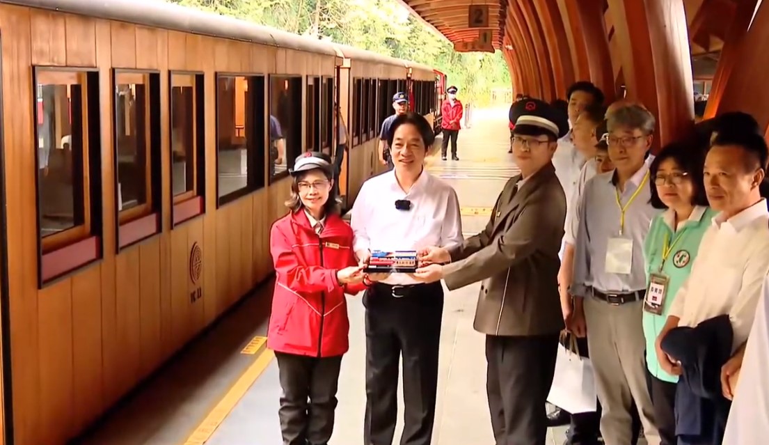 賴清德總統今天(19日)出席「阿里山林業鐵路全線通車感恩活動」並親自體驗阿里山林鐵。(FB/@AlishanForestRailway)