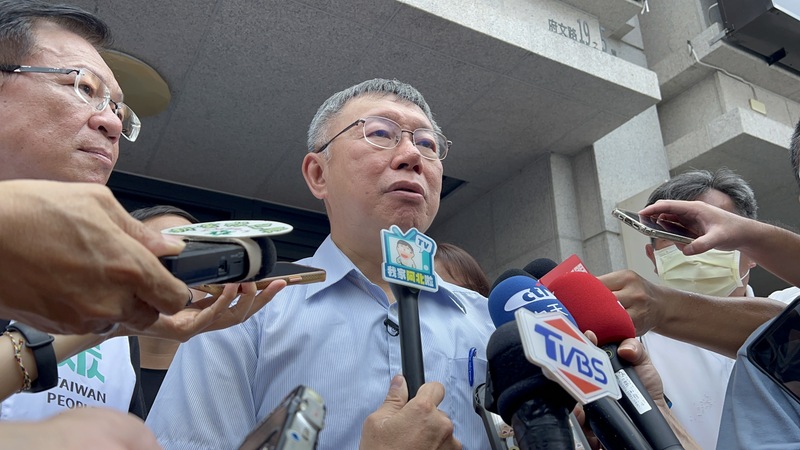 憲法法庭19日裁准國會職權修法暫時處分，民眾黨主席柯文哲(中)20日在雲林受訪表示，司法是國家最後一道防線，應被人民信任，但「民進黨不演了」，怎麼憲法法庭變民進黨側翼。(圖：中央社)