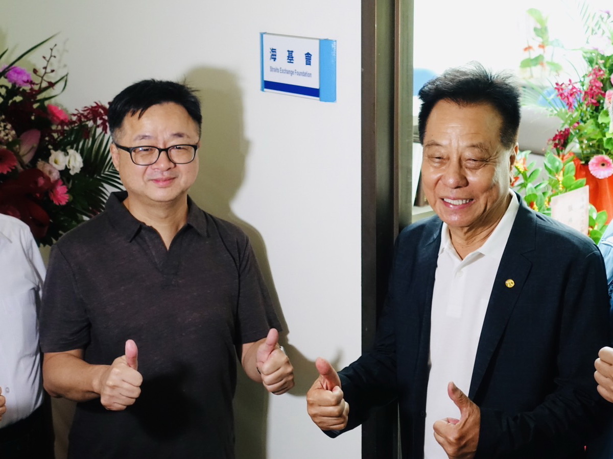 海基會派員進駐「行政院處理試辦通航事務金門行政協調中心」，祕書長羅文嘉(左)與金門縣議會議長洪允典(右)共同揭牌 (海基會提供)