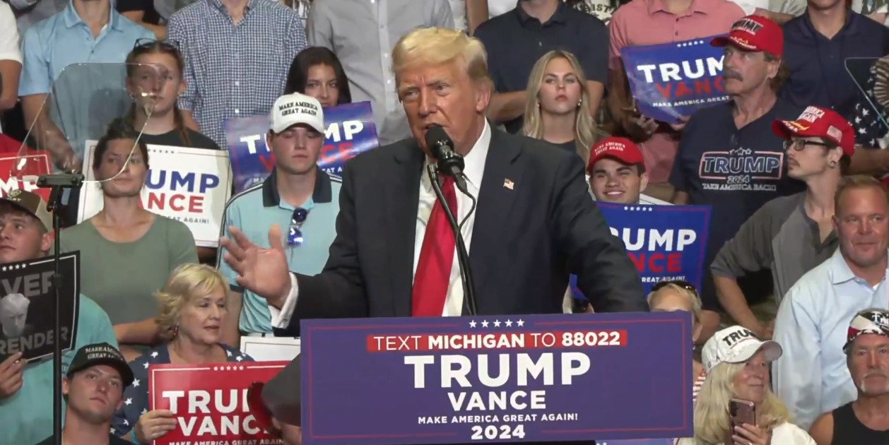 美國前總統川普(Donald Trump)20日前往密西根州舉行他遭槍級未遂以來的首次競選集會。(FB/@DonaldTrump)