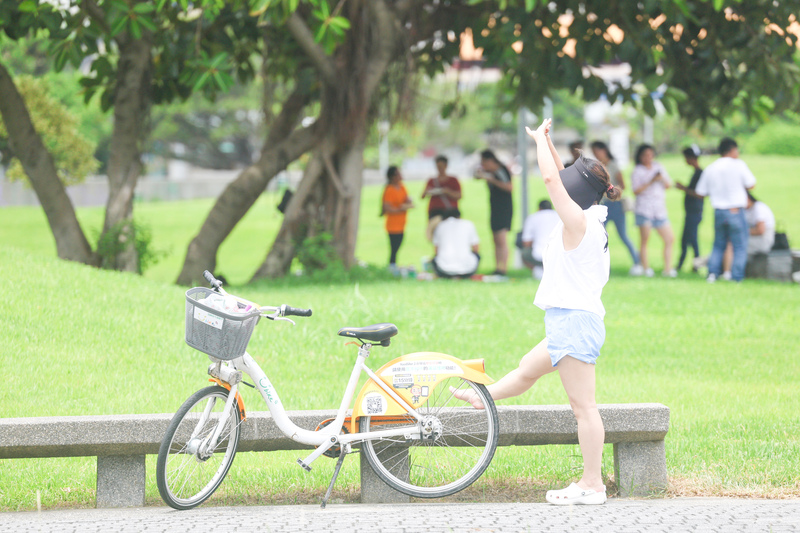 高溫炎熱 午後颱風外環影響東半部雨勢漸增。 (圖：中央社)