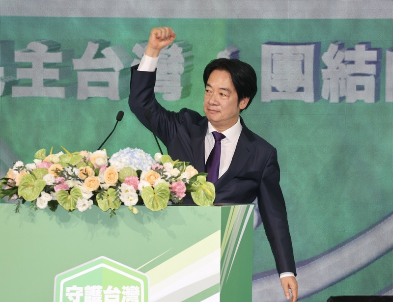 民進黨全代會21日登場，身兼黨主席的總統賴清德出席致詞，提出3大打拚目標，包括建立台灣主體性的國家認同、深化民主憲政體制及保障自由人權。(圖:中央社)