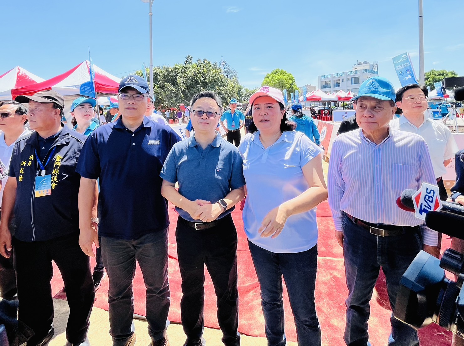 海基會秘書長羅文嘉(中)出席「金廈泳渡」開幕典禮，為參賽選手加油打氣 (圖左二金門縣副縣長李文良、立法委員陳玉珍(右二)、金門縣議長洪允典(右一)。(圖:海基會提供)