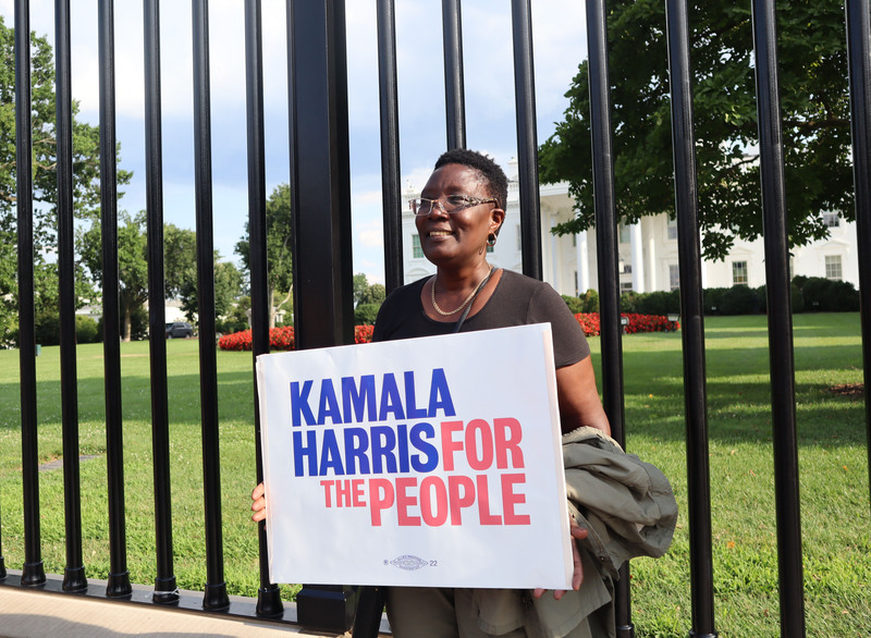 美國總統拜登突然宣布不再競選連任，許多民主黨人發聲支持副總統賀錦麗擔任黨內總統候選人。圖為白宮外民眾手持支持賀錦麗的海報。 (圖：中央社)