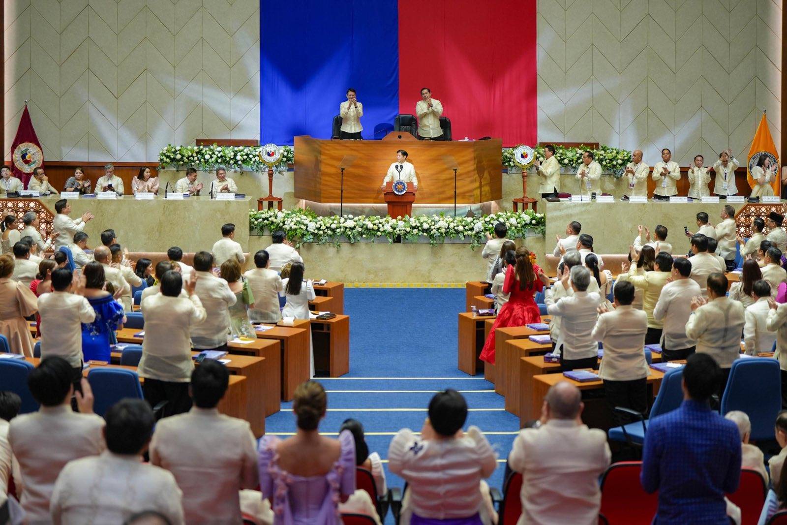 菲律賓總統小馬可仕(Ferdinand Marcos Jr.)發表國情咨文演說時，宣布將關閉以中資為大宗的線上博弈營運商，獲得國會議員如雷掌聲。(FB/@BongbongMarcos)