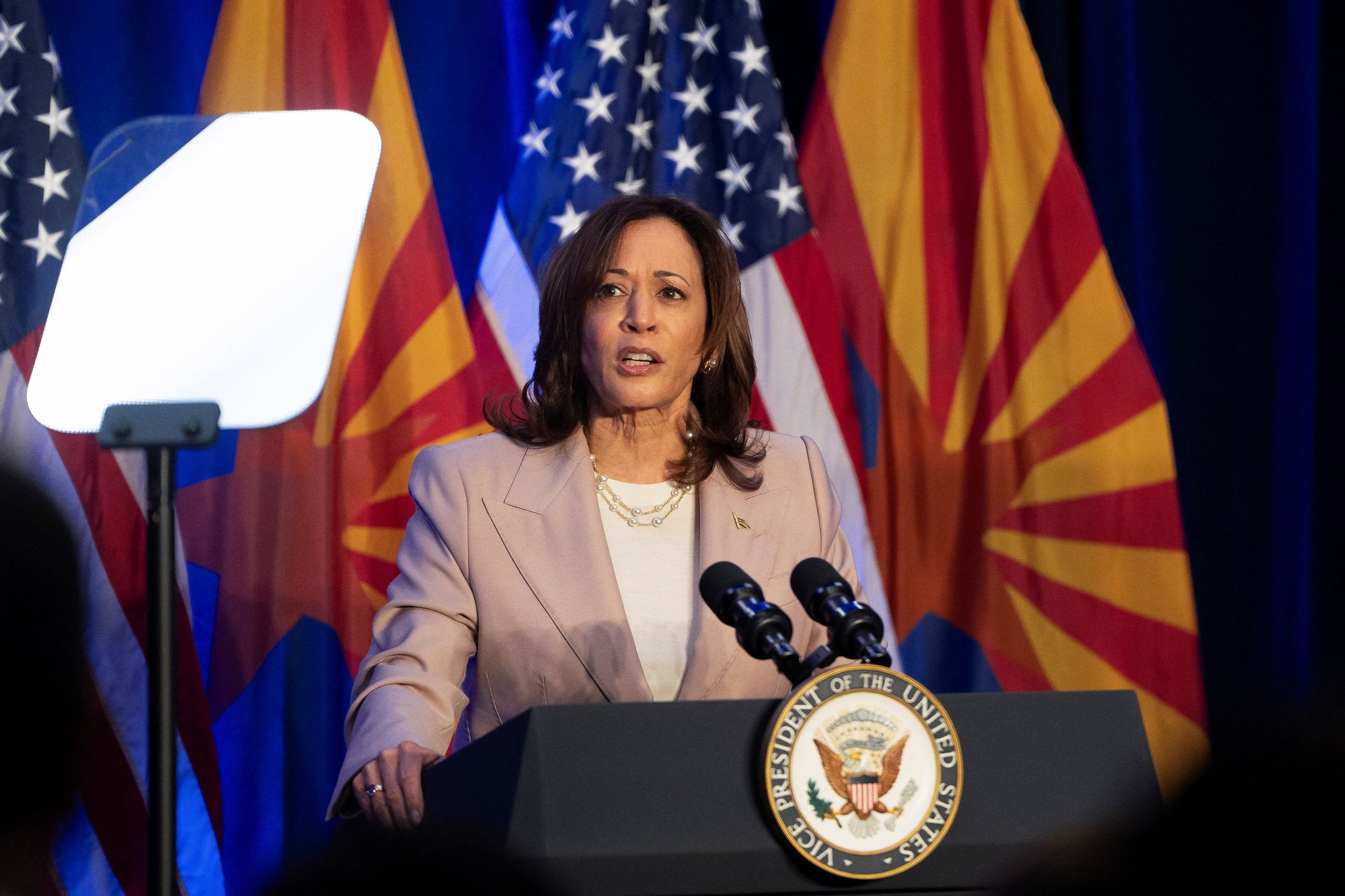美國副總統賀錦麗出席亞利桑納州的活動並發表談話。(路透社/達志影像)