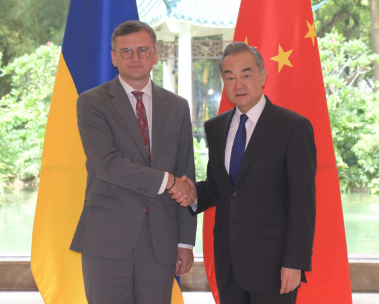 中國外長王毅24日在廣州接待到訪的烏克蘭外長庫列巴。(圖：中國外交部)