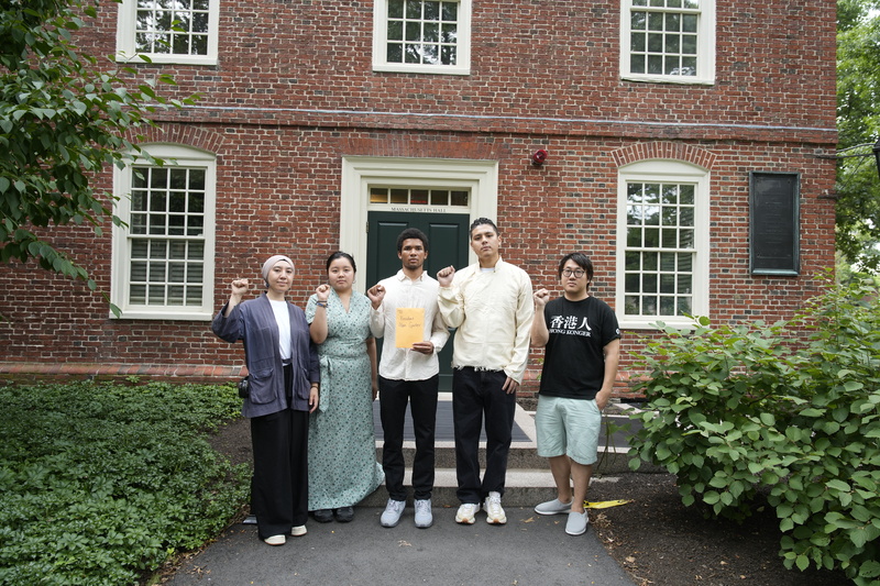 中國駐美大使謝鋒4月20日在哈佛大學演講，遭學生抗議，疑似有中國學生介入排除、騷擾抗議者。美國國會美中戰略競爭特別委員會調查此事。一群哈佛學生22日遞交連署書，呼籲校方公開回應委員會的提問。（哈佛大學抵抗中共學生聯盟提供） (圖：中央社)