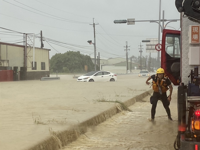 凱米颱風帶來驚人雨勢，25日清晨造成雲林縣斗南鎮淹水和車輛受困，消防局前往救援。（民眾提供） (圖：中央社)