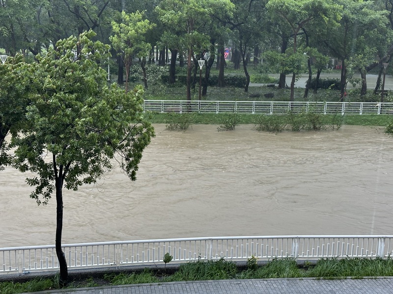 受颱風凱米影響，高雄25日風急雨驟，多區一早就出現淹水災情。圖為鳳山區鳳山溪水位已滿至堤岸。(圖：中央社)