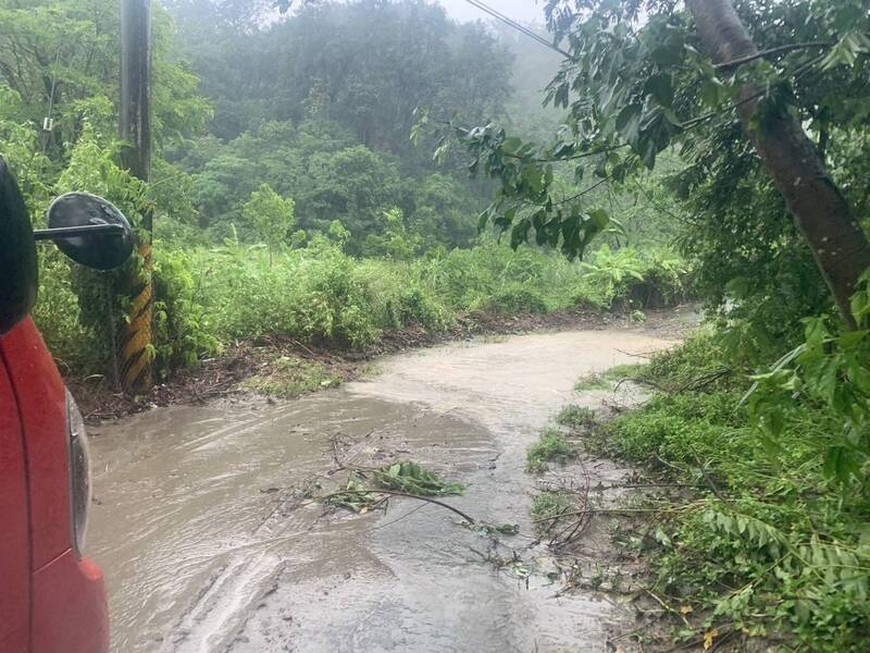 颱風襲台釀災，中央災害應變中心今天(25日)下午指出，目前已釀3死、380傷。圖為高雄旗山因颱風而造成土石流。(圖：中央社)