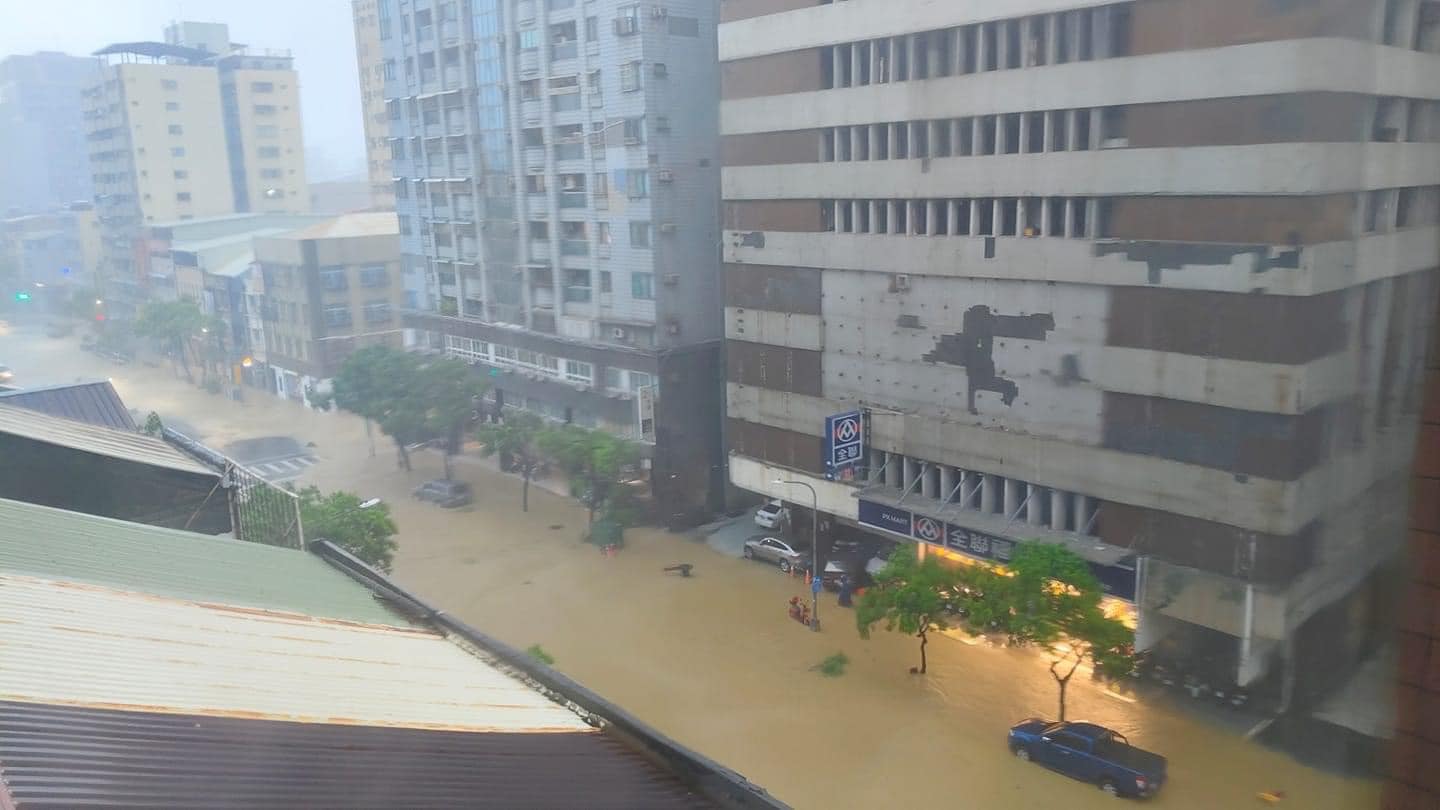 凱米颱風暴雨襲高雄，造成全區多處淹水，連市區也出現多處積水狀況。圖為高雄七賢路。（圖取自高雄點粉專）
