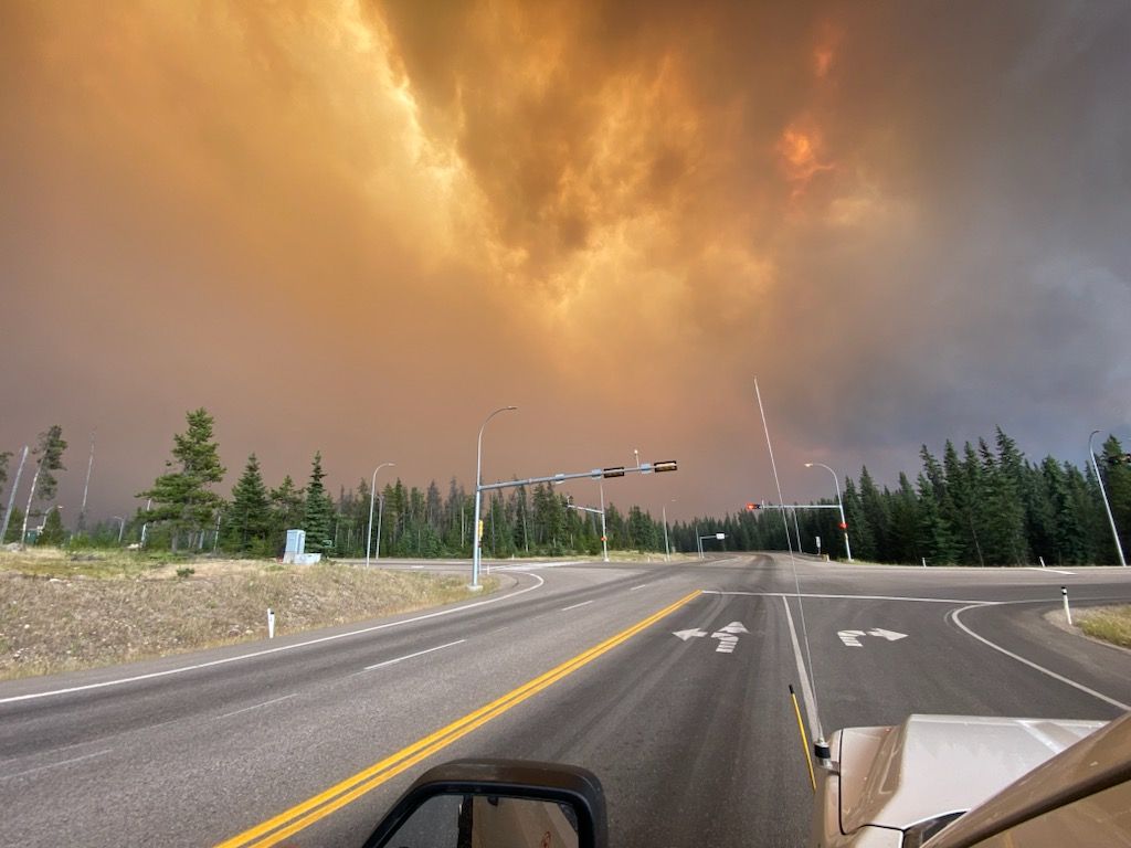 加拿大西部的亞伯達省(Alberta)著名觀光小鎮賈斯坡(Jasper)24日也爆發野火。圖為公路上可見賈斯坡地區冒出火光。（Ｘ平台/@theHallowedgold)