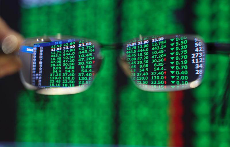 美股4大指數重挫，拖累台北股市今天(2日)表現，午盤前數度大跌逾800點，指數失守22000點大關。(圖：中央社)