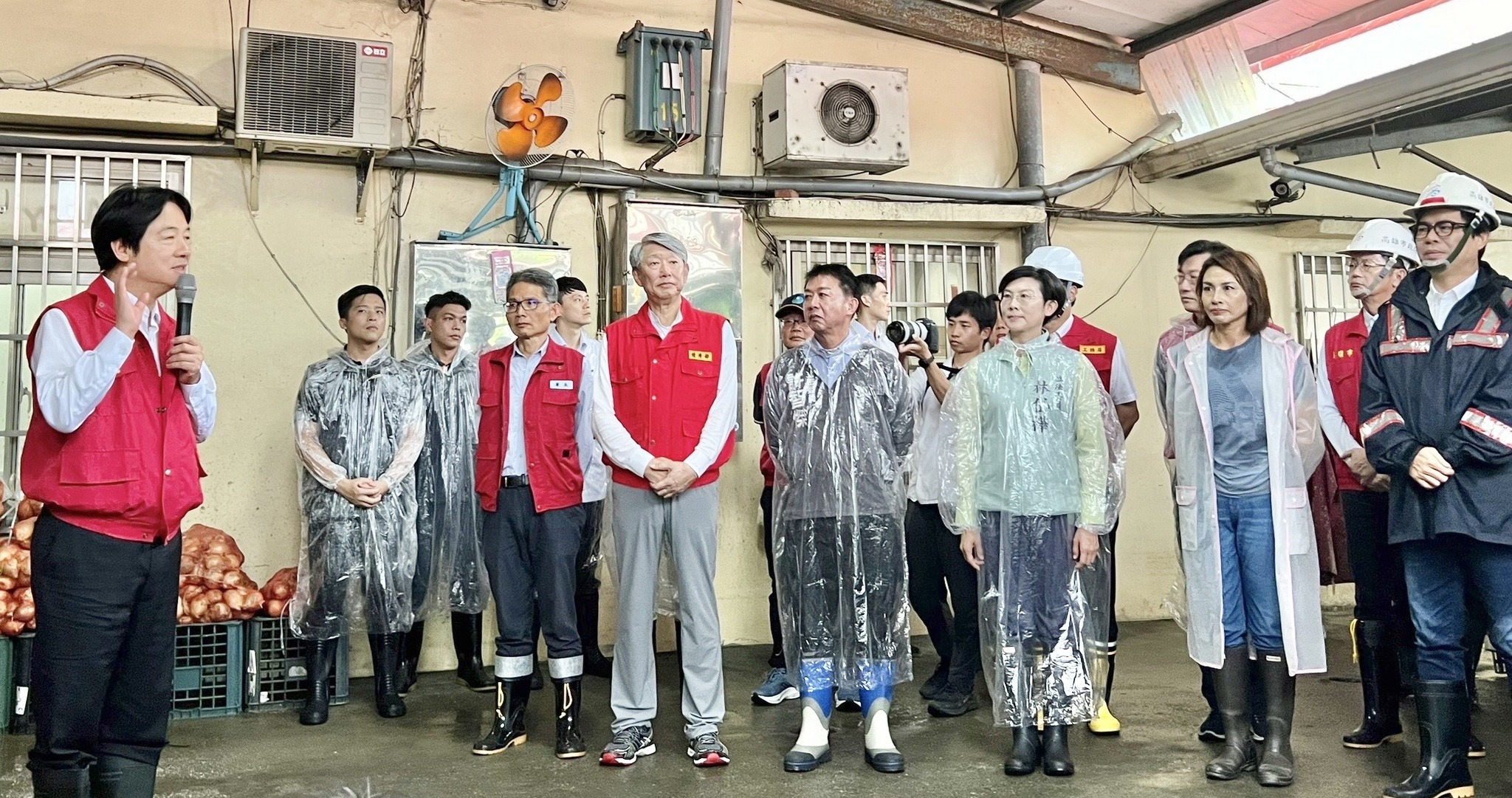 賴清德總統今天(26日)南下高雄市美濃區等地勘災，宣布中央將補貼淹水戶最高2萬元。(圖取自高雄立委許智傑粉專)