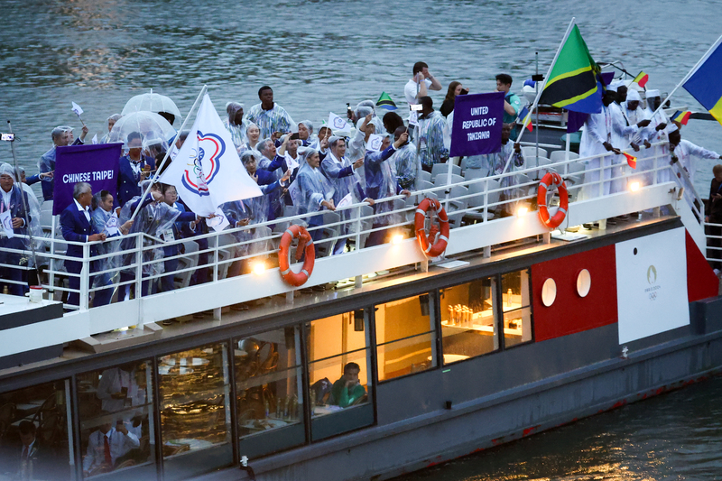 2024巴黎奧運開幕式在法國時間26日於塞納河盛大舉行，台灣代表團（圖）首度體驗搭船遊河進場，雖然天空下著雨，眾人在船上仍是難掩興奮情緒，開心搖動手中旗幟。中央社記者王騰毅巴黎攝  113年7月27日 (圖：中央社)