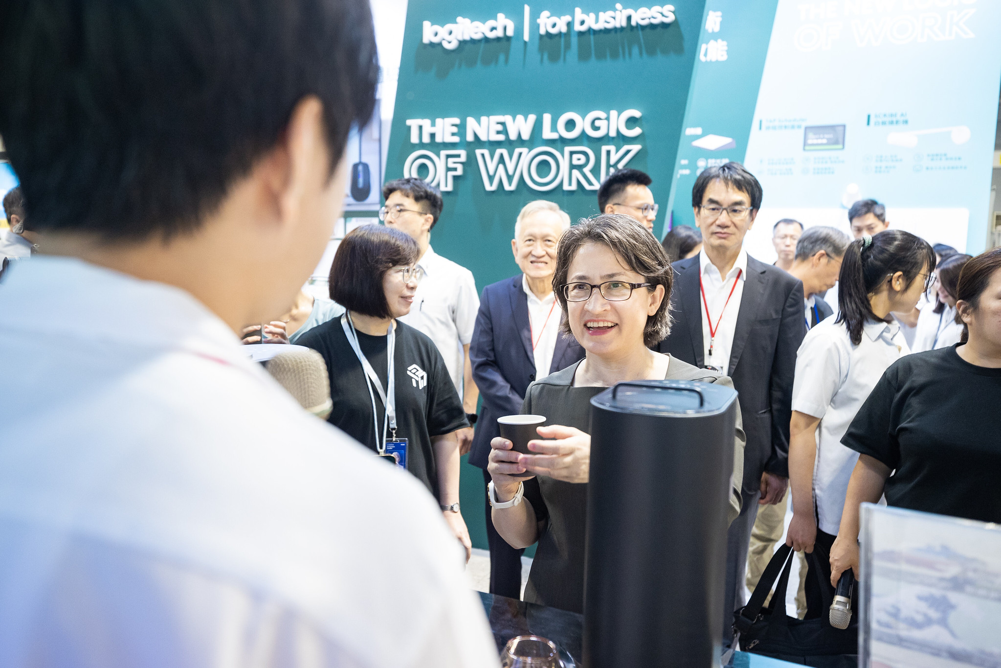 副總統蕭美琴27日參觀2024 AI Taiwan未來商務展，並體驗多項AI應用服務產品。(圖：總統府flickr)