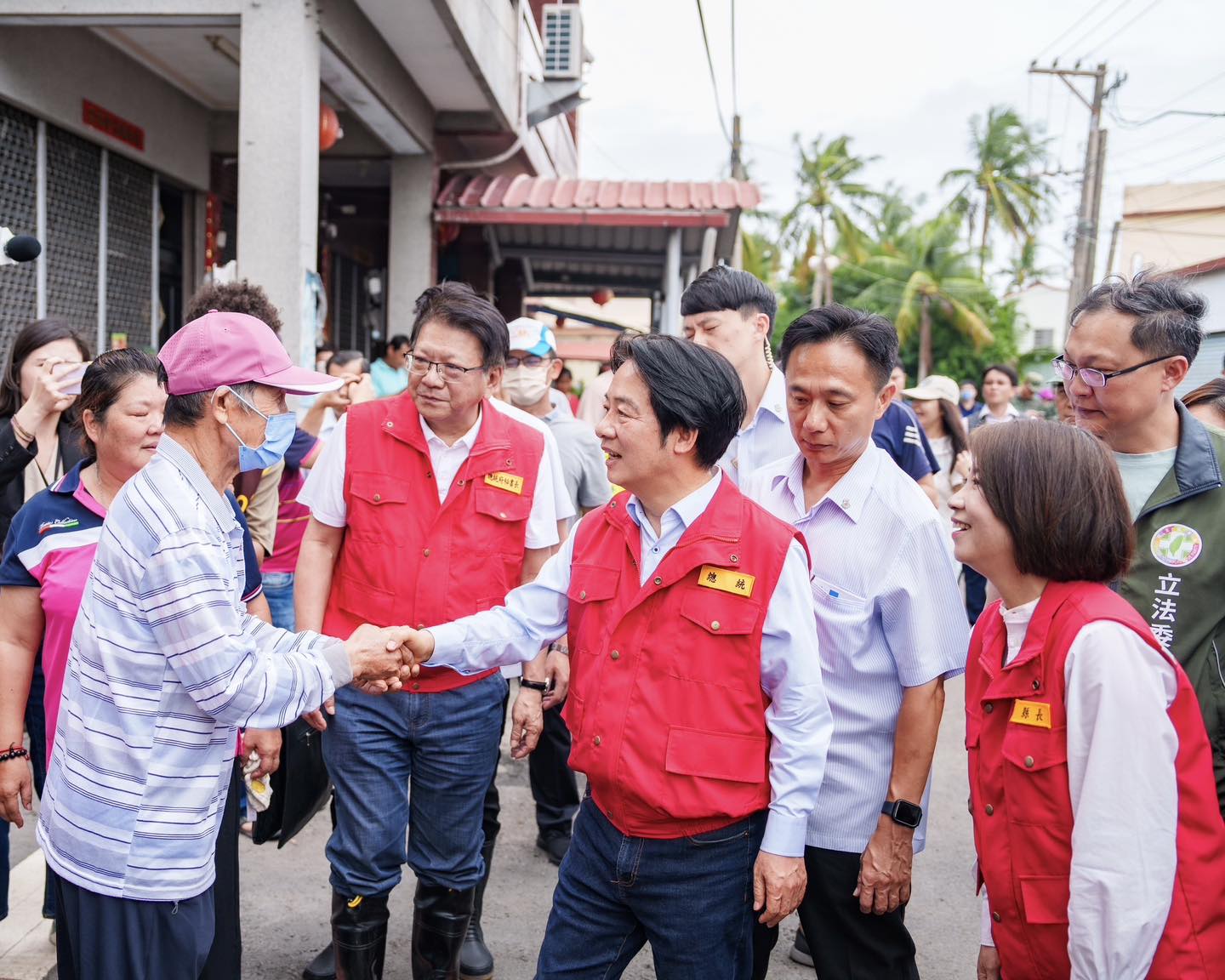 賴清德總統今天(27日)到屏東南州鄉視察凱米颱風災情並問候受災民眾。(圖:賴清德臉書)