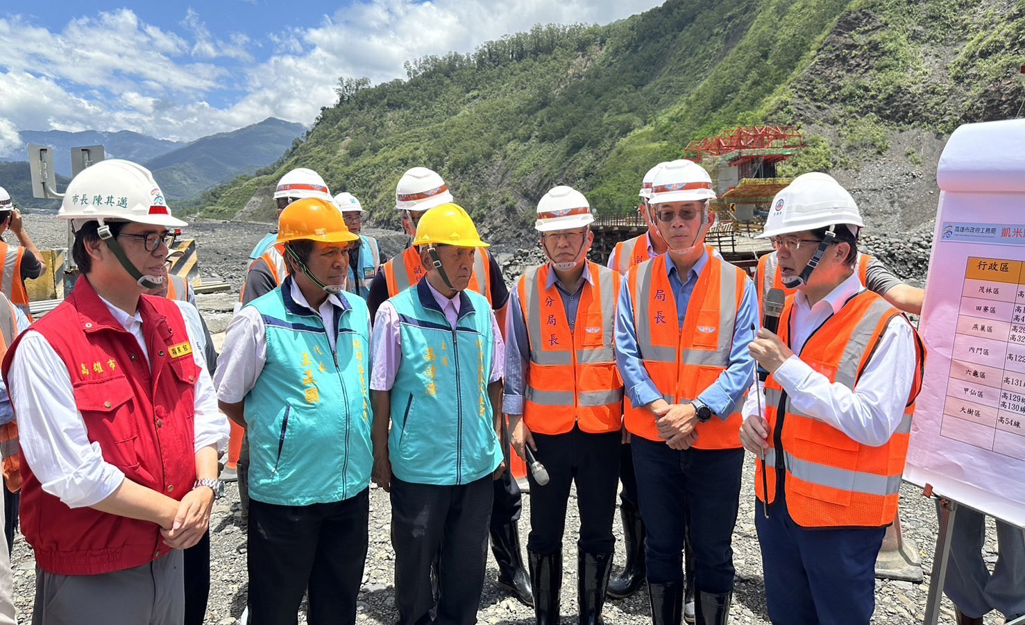 凱米颱風帶來全台多處災情，交通部長李孟諺(右1)28日南下高雄視察明霸克露橋的災損復建情形。(翻攝自高雄市長陳其邁臉書)